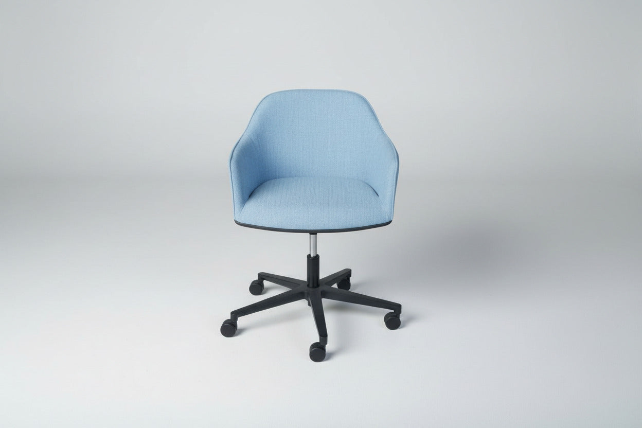 Vitra Softshell Chair kontorstol i blåt stof med sort fodkryds og hjul – frontvisning